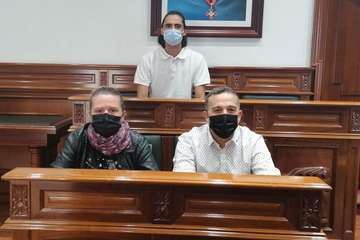 César Santana junto a su compañera Rosa Vega, en el salón de Plenos del Ayuntamiento de Telde/TA.